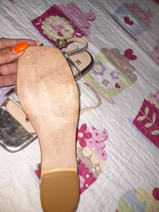 Sandálias douradas tam 38