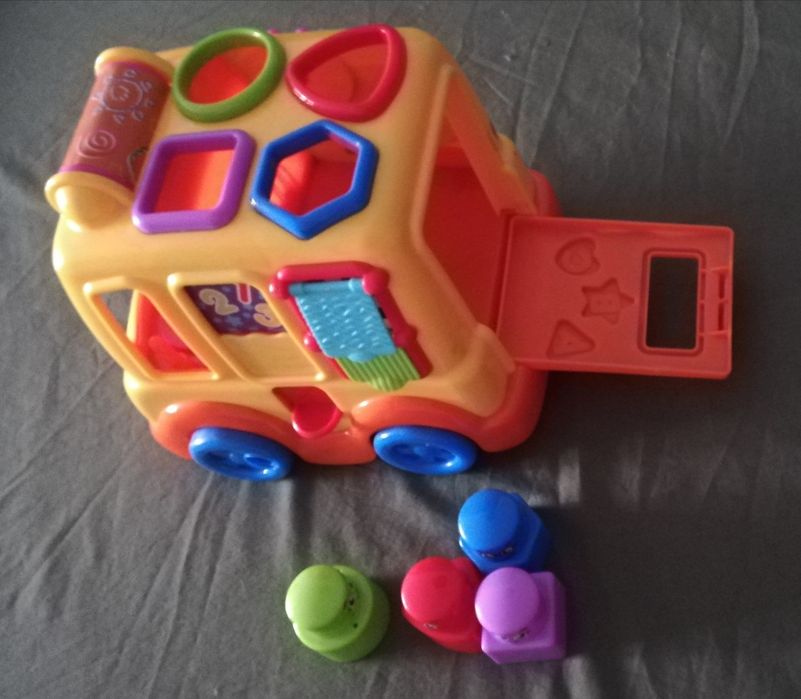 Brinquedo Bebé carro com peças de formas.