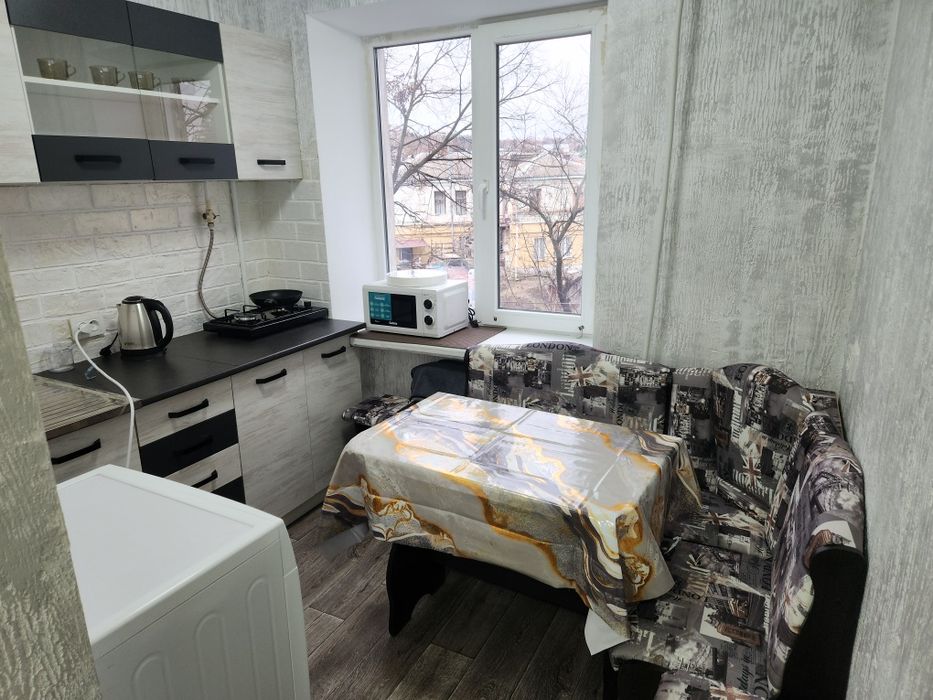 Подобово,вільно з 31.03,р-н Центрального ринку