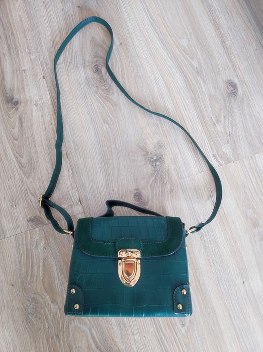 Mała zielona torebka na pasku złota klamra butelkowa zieleń