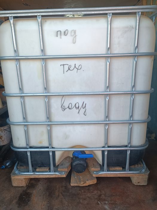 Продам евро куб и топливный насос для перекачки топлива