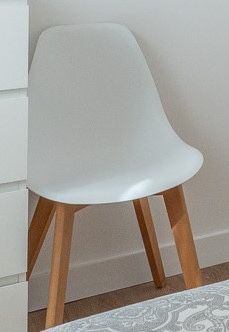 Cadeira em polipropileno com estrutura em madeira faia