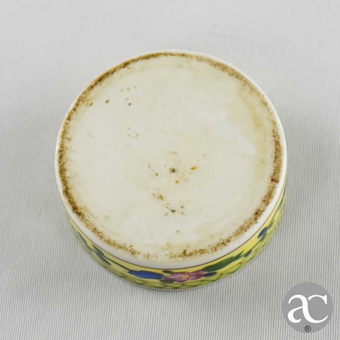 Caixa redonda em porcelana europeia, pintada à mão