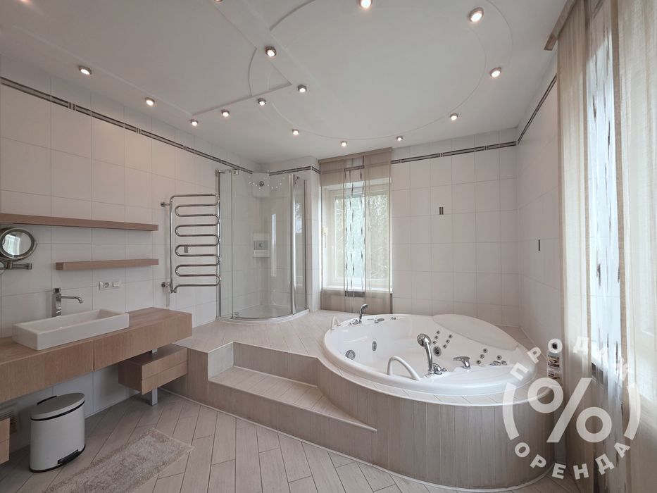 Стильний будинок у центрі з більярдною та камінною кімнатою