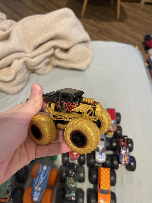 Машинки hot wheels  монстер трак(15 штук)