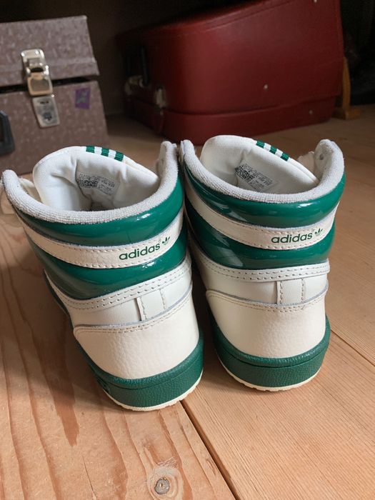 Стильні кеди Adidas в ретро стилі