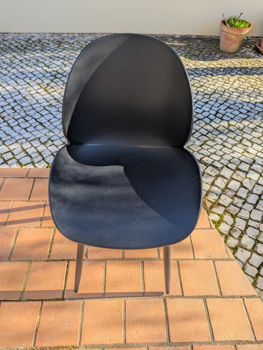 Cadeiras pretas de metal