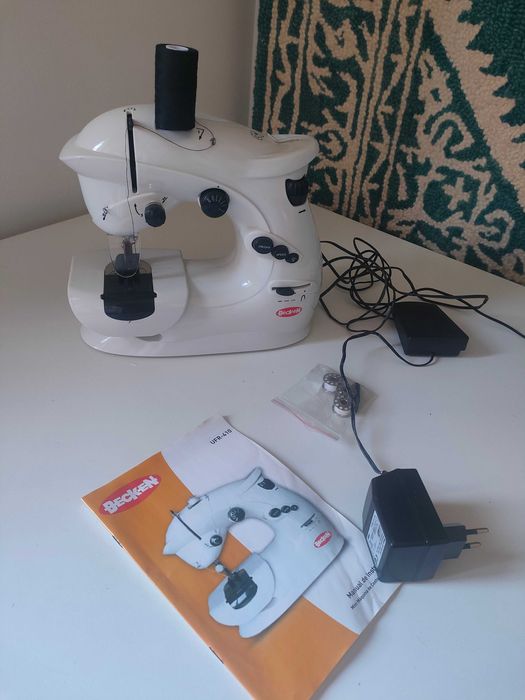 A máquina de costura Becken, original, funciona perfeitamente
