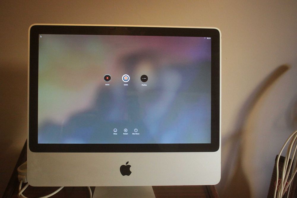 Computador Apple com teclado