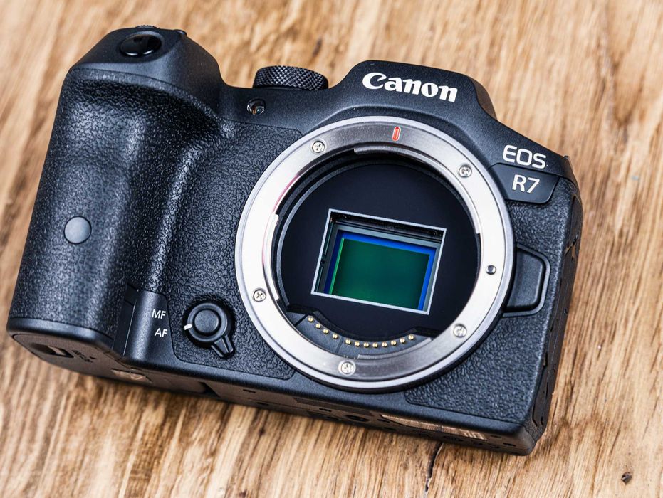 Canon EOS R7 – Stan jak nowy – < 1000 kliknięć – Pełny zestaw