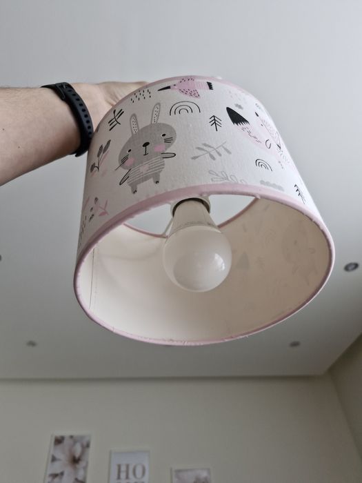 Lampa wisząca do pokoju dziewczynki.