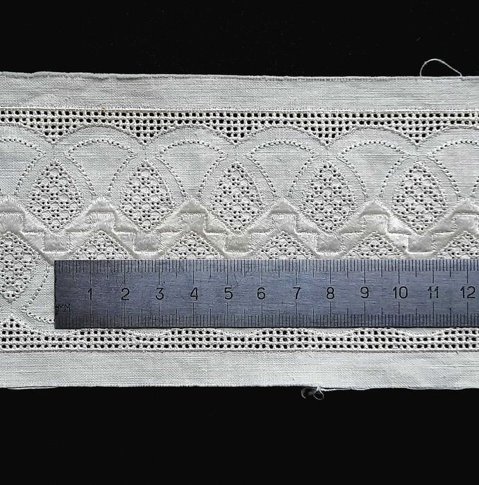 Красивое кружево с вышивкой гладью