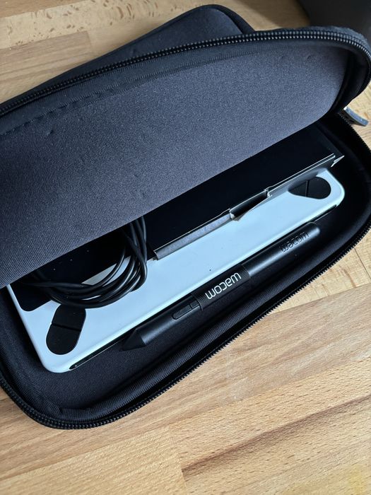 Tablet Gráfico Wacom Intuos CTL-490 (com caneta e bolsa)