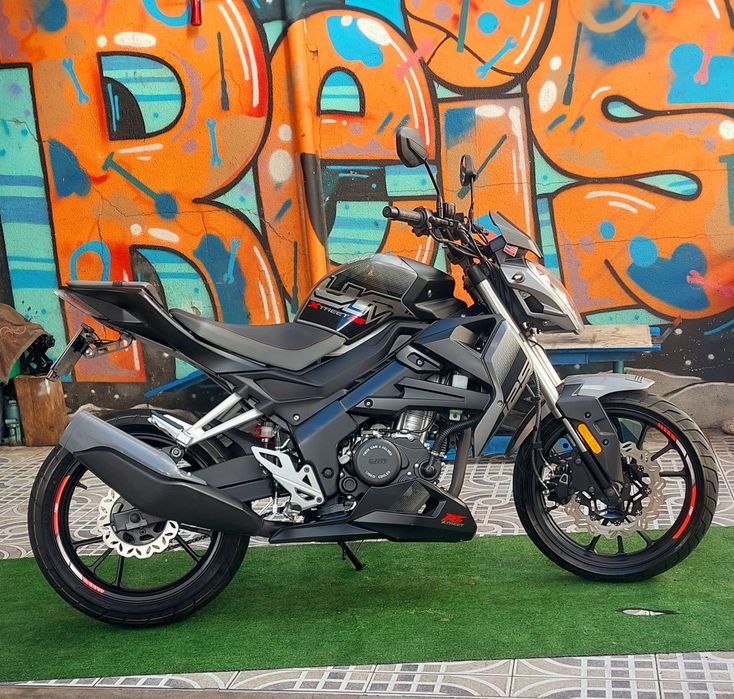 UM xtreet RS 125cc / com garantia de fábrica.