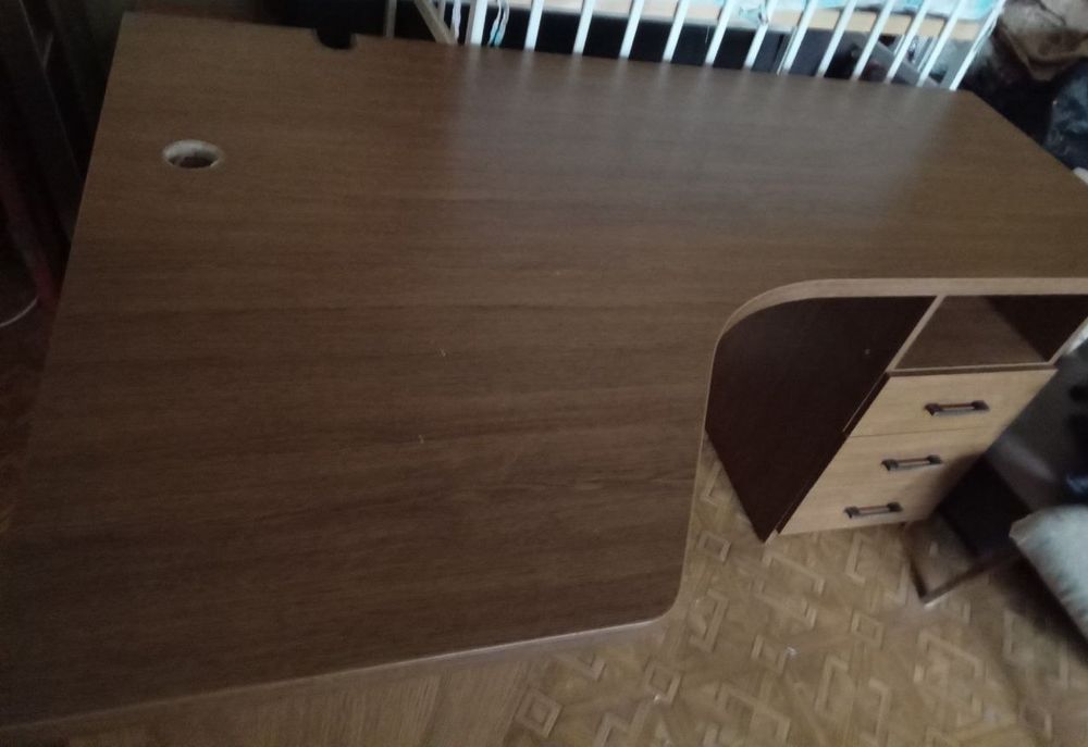 Продам стіл комп'ютерний кутовий