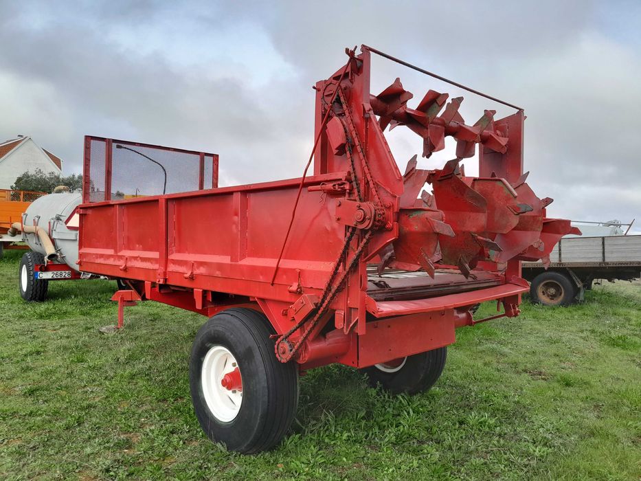 Reboques espalhadores de estrume