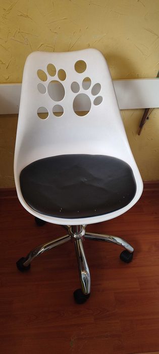 Крісло офісне, комп'ютерне Bonro B-881 біле з чорним сидінням