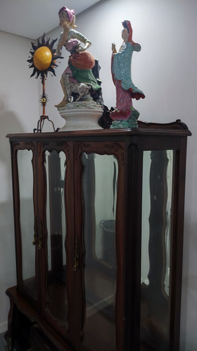 Cristaleira QUEEN ANNE, Vidro Biselado, 2 Espelhos. 120 X 43 x 176cm.