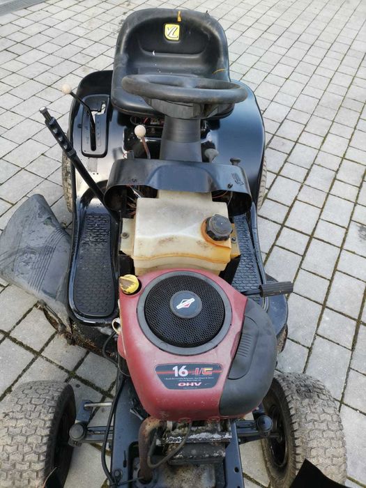 Tractor corta relva ou ervas selvagem