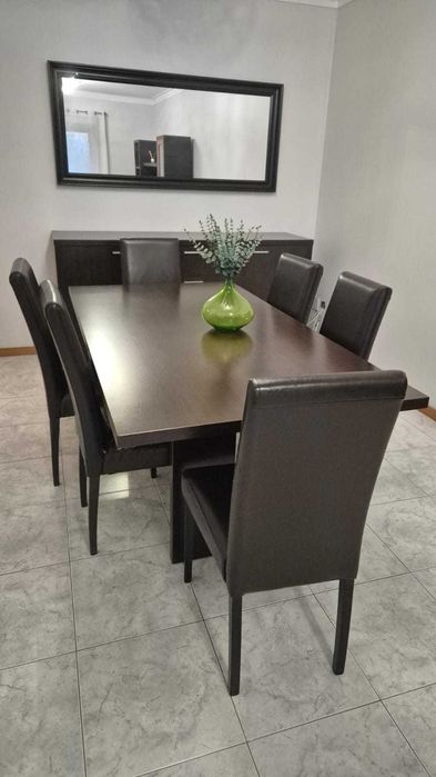 Conjunto de jantar com mesa, cadeiras, aparador e espelho