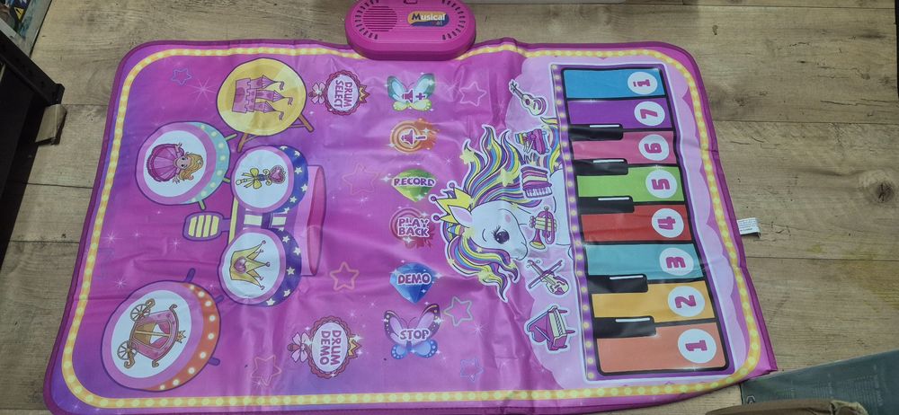 Mata grająca dla dzieci z bębenkami i pianinem