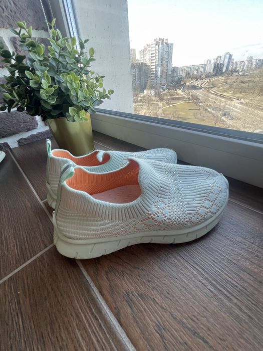 Кросівкі на літо з камінчиками