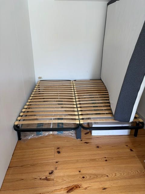 Estrutura de Cama Metálica com Estrado de Ripas (160 × 200 cm) – €70 Bed frame