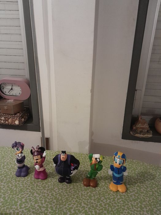 Vendo Cinco Bonecos muito bonitos como novos