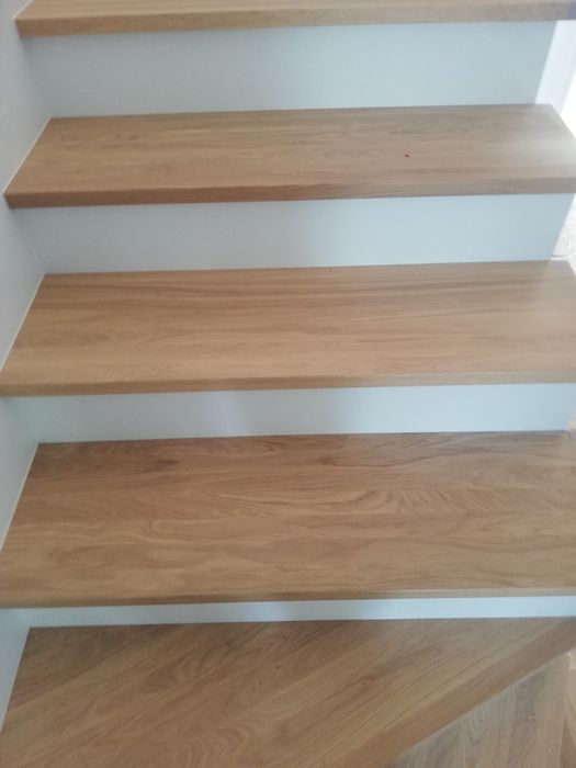 Schody dębowe białe podstopnie