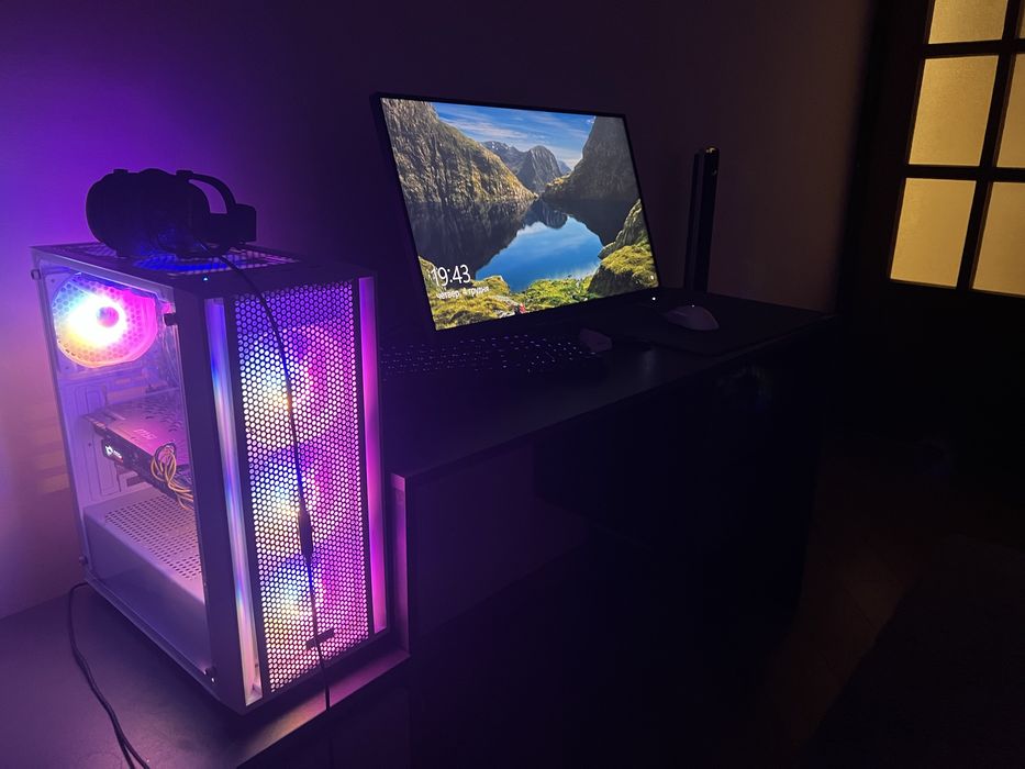 Ігровий сетап пк монітор крісло навушники клавіатура мишка