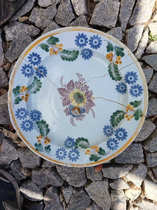Grande Prato em Faiança de Estremoz - Século XVIII - Gatado - 34cm