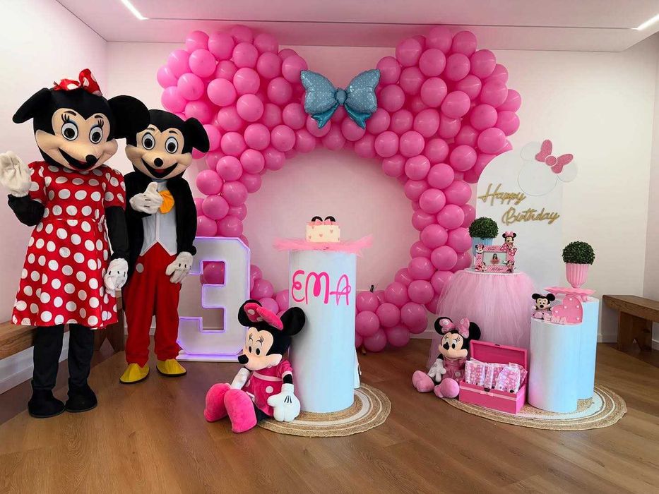 Mobiliário, dispositivos e artigos de decoração de festas