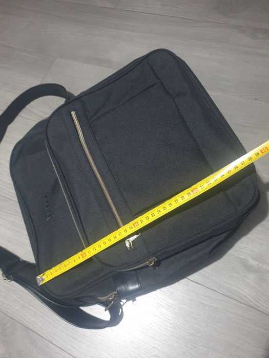 Czarna torba na ramię męska laptop pionowa wszechstronna