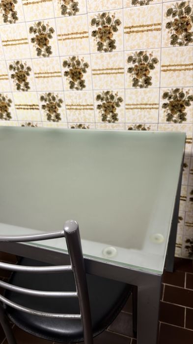 Mesa com tampo de vidro temperado + 4 cadeiras