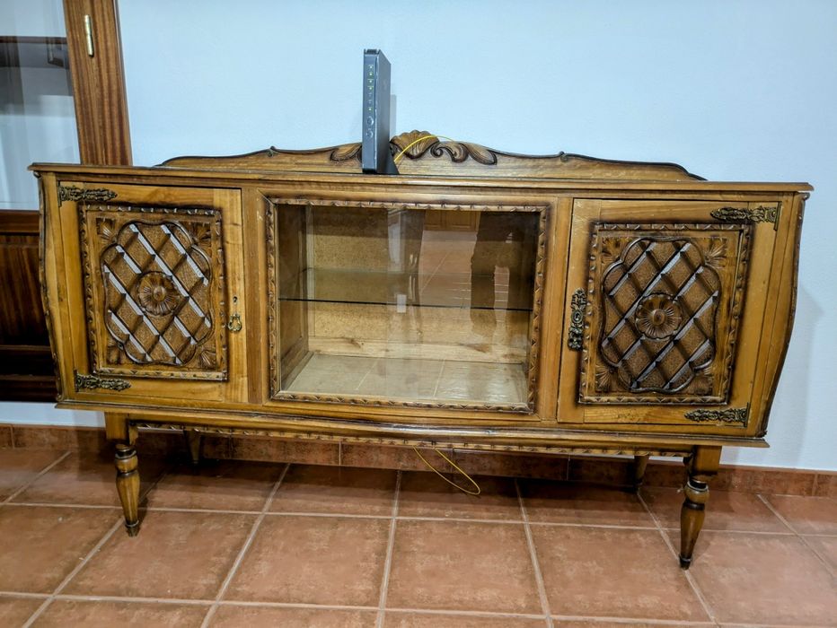 Lindo aparador antigo com vitrine