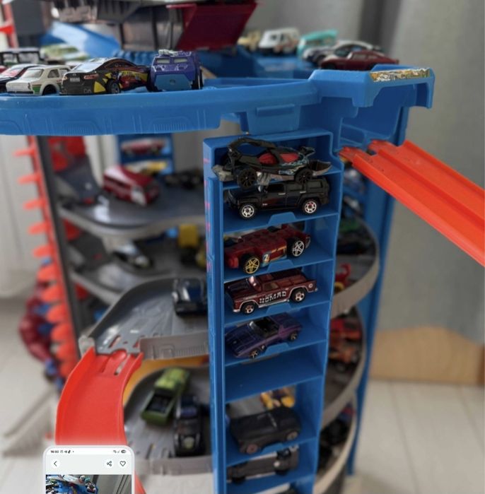 Hot Wheels парковка мега-гараж со спусками. Самовывоз!