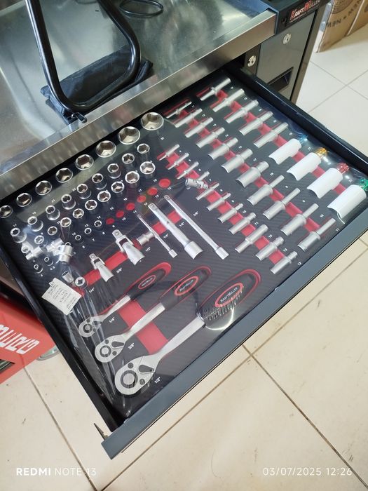 Carrinho ferramentas 7 gavetas cheias e armário marca Kraftmuller