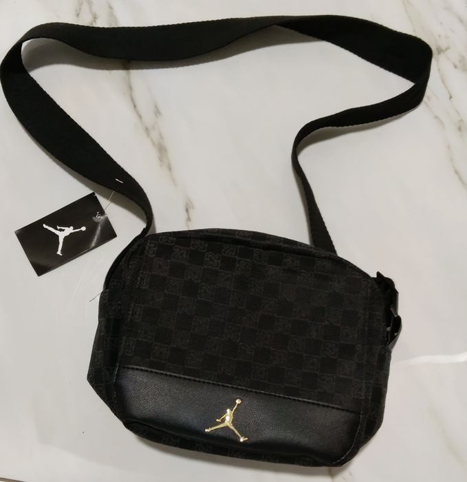 Сумку Jordan monogram