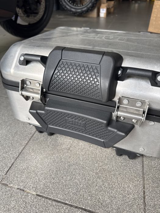 Givi Trekker Mala Transporte Top Case Mota Aluminio c/ Extras Originais Givi (Encosto do Passageiro + Pega) + Suporte Givi Trekker Aluminio