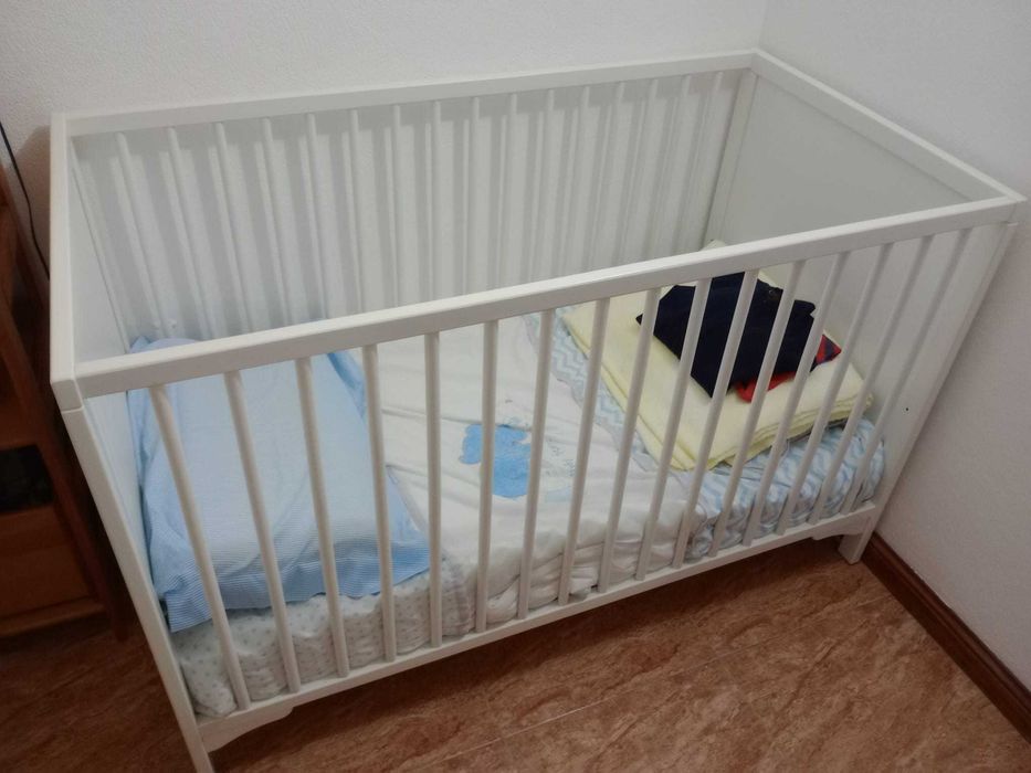 berço de bebé IKEA com colchão