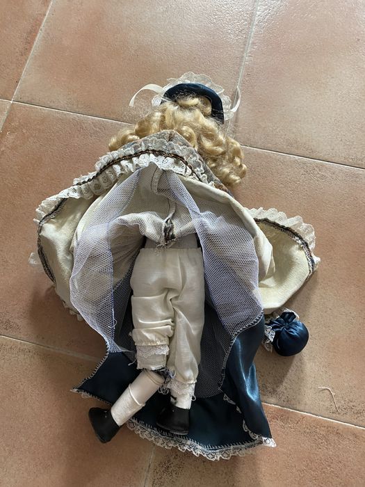 Três bonecas de porcelana