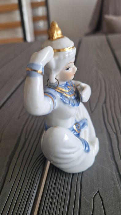 Estatueta de porcelana estilo oriental