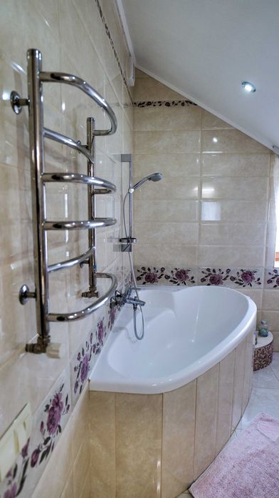 Просторе домоволодіння в передмісті, поблизу лісу!