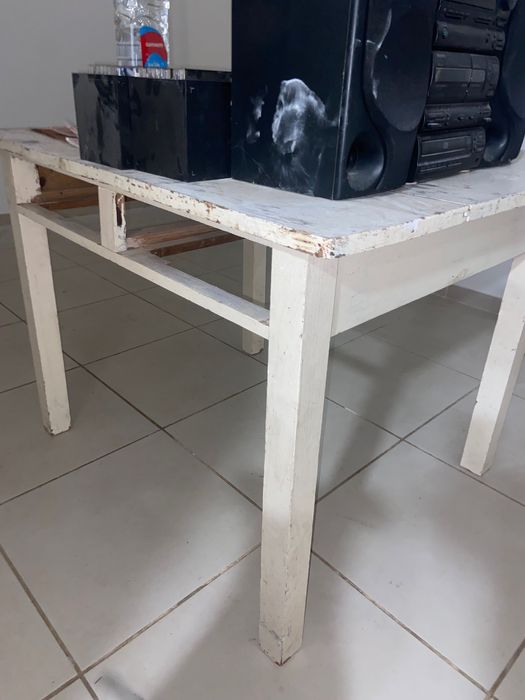 Mesa de madeira com gavetas por pintar