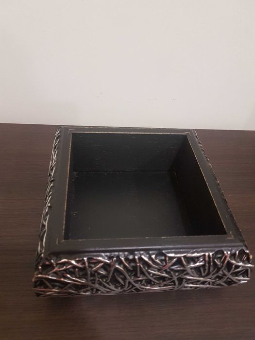 Guarda joias preto e prateado