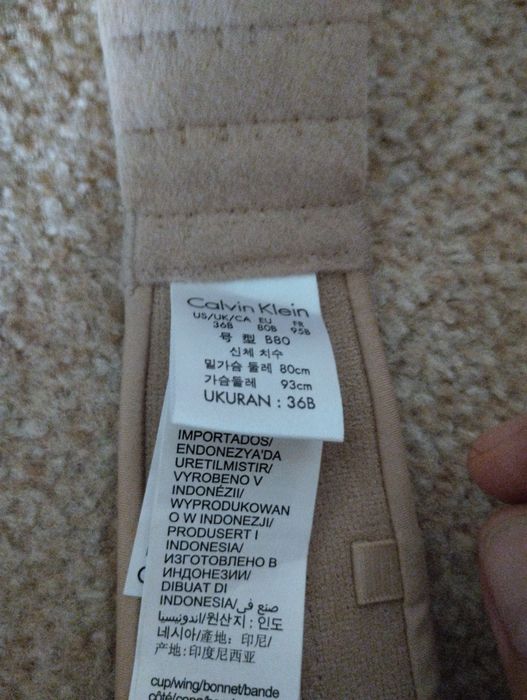 Calvin Klein Абсолютно новый ,бежевого цвета ,бретели с логотипом