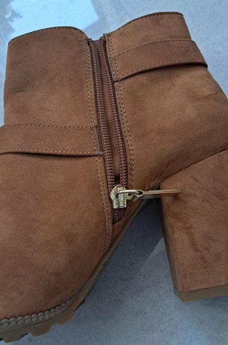 Botki kozaczki krótkie zamsz miodowe Bershka 41