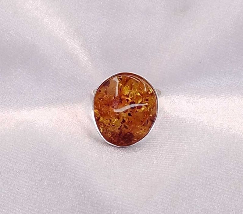 Srebrny pierścionek z bursztynem