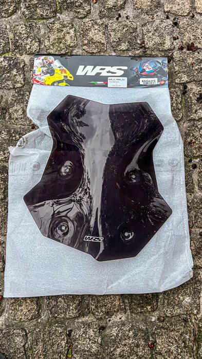 Vendo viseira WRS fumada, praticamente nova, com poucos km