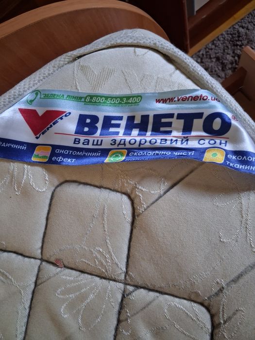 Одинарне ліжко з матрасом, з висувними шухлядами. Ідеально підійде для невеликих кімнат або дитячих кімнат. Розмір спального місця 80/190. Самовивіз.